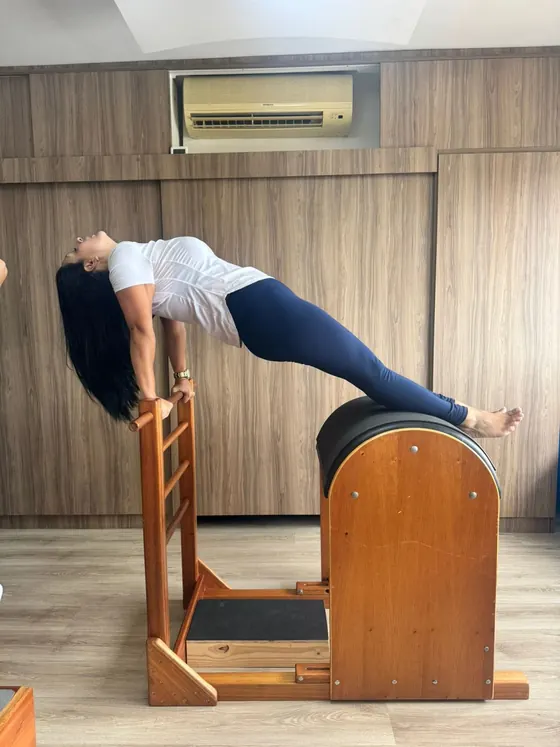 Exercício de extensão no ladder barrel